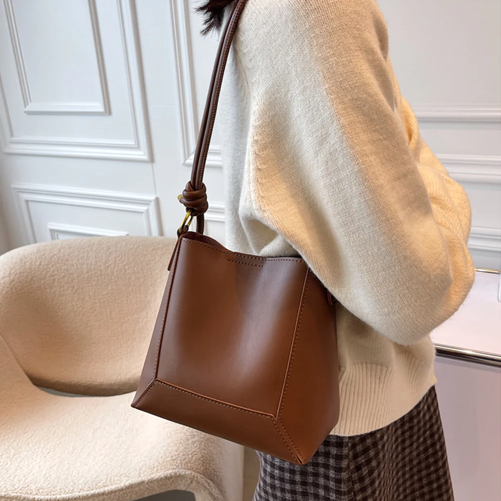 Rochelle Vintage Faux Leather Shoulder Tote Bag With Adjustable Strap in Tan