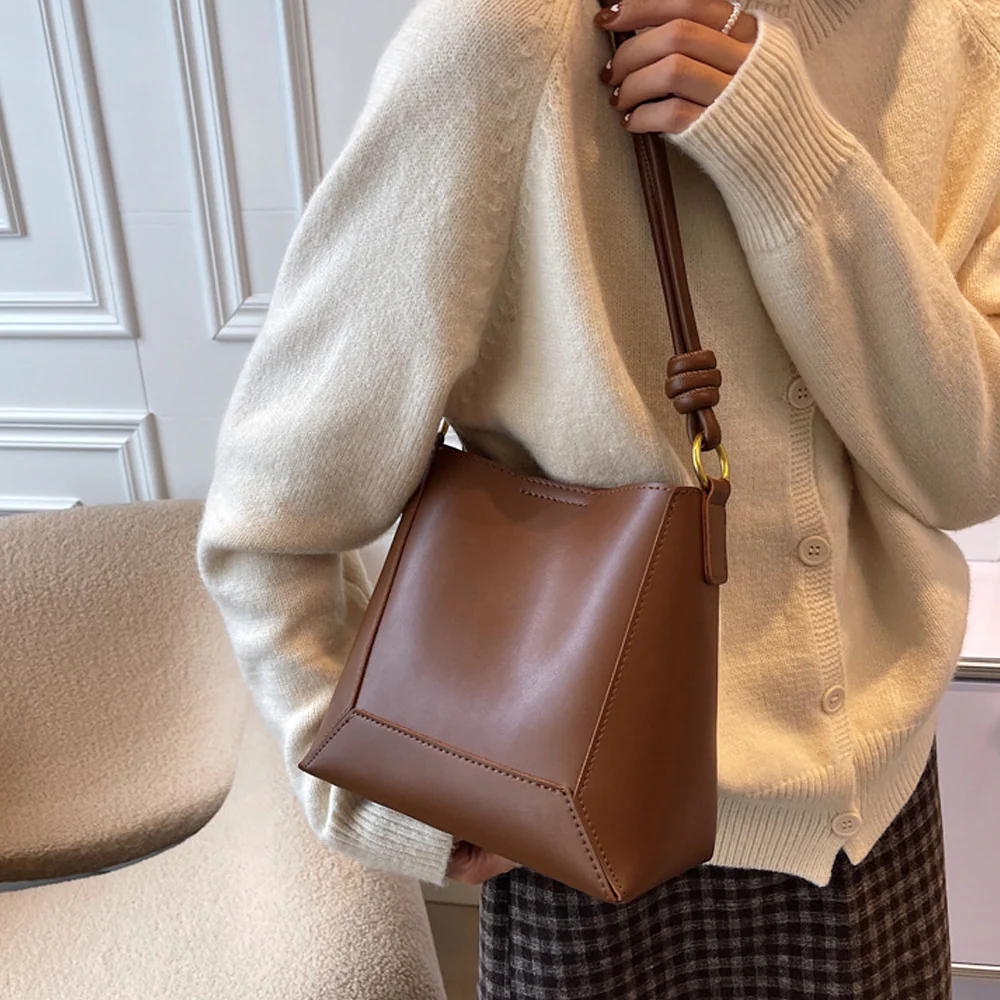 Rochelle Vintage Faux Leather Shoulder Tote Bag With Adjustable Strap in Tan - Image 3